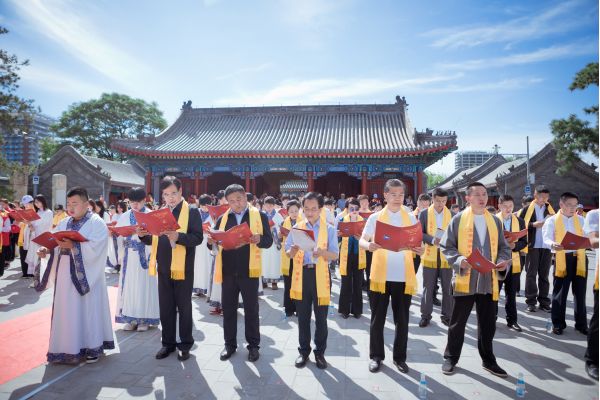 纪念孔子诞辰2574周年活动现场450人诵读论语篇章